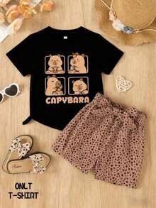 Una camiseta de manga corta para mujer con estilo retro americano, de corte holgado y con diseño estampado (los pantalones son solo para sugerencias de estilo). Esta pieza sencilla y elegante presenta un patrón de letras impresas con temática tropical, lo que la convierte en un elemento imprescindible para crear un look relajado de vacaciones, perfecto para ocasiones como el Día del Trabajo y el Día de la Independencia de México. - Negro - Ver 6