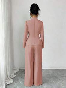 Blusa de manga larga con cuello en V y doble botonadura, con decoración metálica en la cintura, y pantalones a juego.Conjunto de vestimenta elegante y profesional para mujer. - Rosa - Ver 2