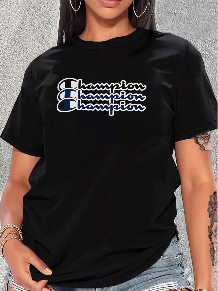 El icónico emblema repetido Champion en capas evoca una sensación de legado y victoria continua, celebrando la excelencia atlética y el espíritu de superación personal. Esta camiseta de mujer está confeccionada con para máxima comodidad y transpirabilidad, perfecta para el uso diario o para tus actividades deportivas, mostrando un estilo audaz y confiado. - Negro - Ver 1