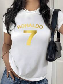 Show Your Admiration For The Legendary Footballer With This White Women's T-Shirt, Proudly Displaying The Iconic Gold Number 7 And The Name RONALDO In Gold Lettering, A Tribute To His Sporting Legacy, An Essential Garment For Any Modern Football Fan Looking To Combine Style And Passion For The Beautiful Game. - 白色 - 查看 8