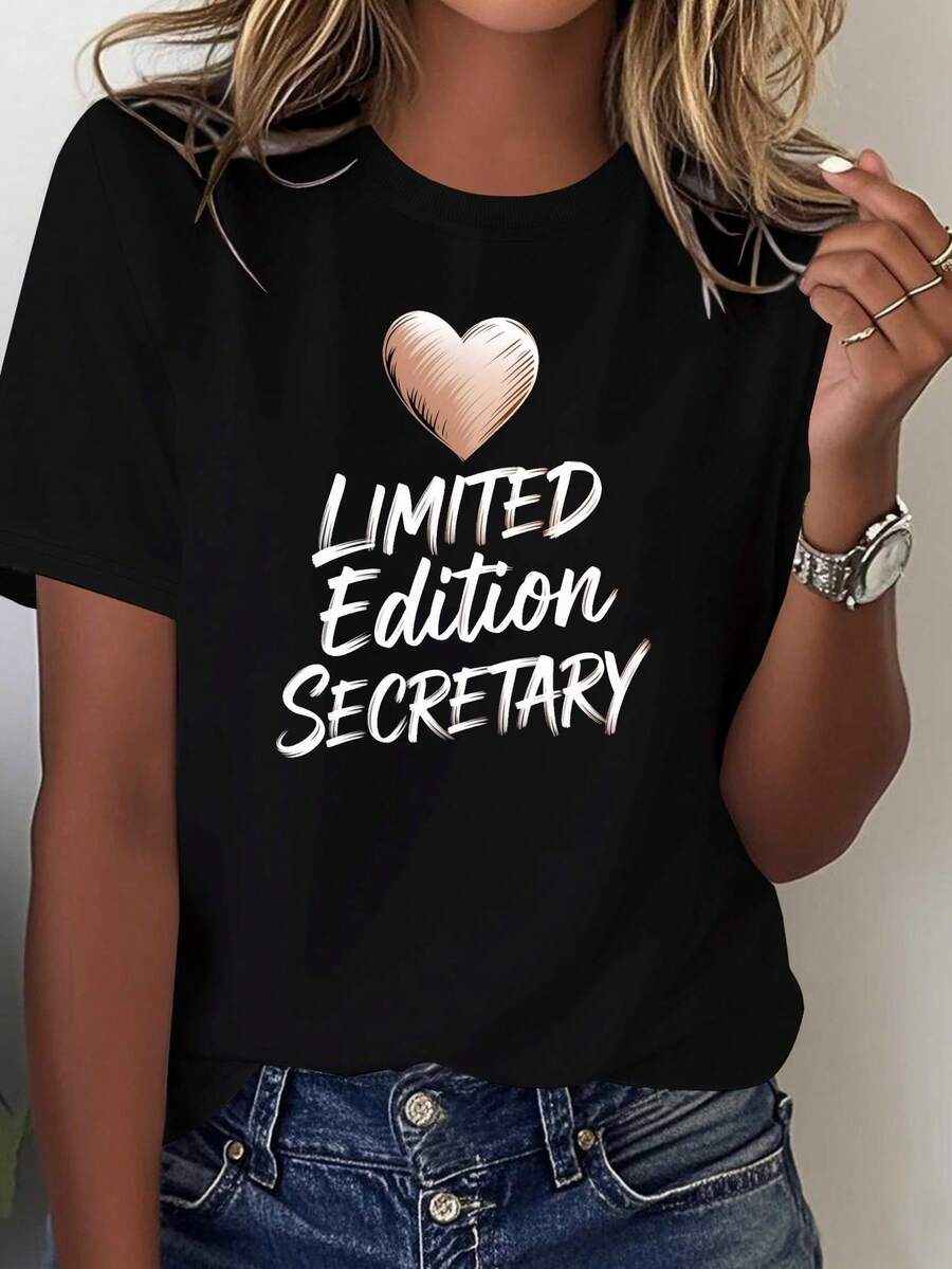 Camiseta de edición limitada para mujer con diseño de corazón de secretaria - Estilo retro en rojo puro y blanco, con diseño de corazón y bolígrafo, estampado de secretaria de edición limitada, adecuada para uso casual y profesional (lavable a máquina) - Ajuste para todas las estaciones, camisetas y blusas para mujer, camisetas de verano para mujer, camisetas de mujer, camisetas y blusas para mujer, camisetas de moda para mujer, camisetas de mujer, camisetas de verano para mujer, camisetas de mujer, camisetas y blusas para mujer, camisetas de mujer, camisetas bonitas, camisetas estampadas para mujer, camisetas navideñas para mujer, ropa única para mujer, ropa exclusiva para damas, camisetas de mujer, camisas de mujer, camisas navideñas para mujer, camisetas de mujer, camisetas de mujer blusa casual mujer. - Negro - Ver 1