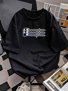 El icónico emblema repetido Champion en capas evoca una sensación de legado y victoria continua, celebrando la excelencia atlética y el espíritu de superación personal. Esta camiseta de mujer está confeccionada con para máxima comodidad y transpirabilidad, perfecta para el uso diario o para tus actividades deportivas, mostrando un estilo audaz y confiado. - Negro - Ver 2