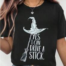 Camiseta informal de manga corta con cuello redondo y estampado gráfico de bruja divertida con diseño de escoba de bruja y la frase "Sí, sé conducir un coche manual". - Negro - Ver 9
