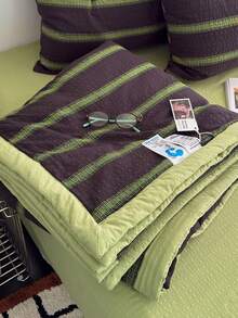 1pc Thin Quilt, Summer Quilt, Air Conditioning Quilt, Quilted Blanket (Without Pillowcase), Striped Pattern, Soft & Comfortable Bound Edge Design, Bedding, Suitable For Dorm, Bedroom, Apartment, Spring & Summer - Green - View 4