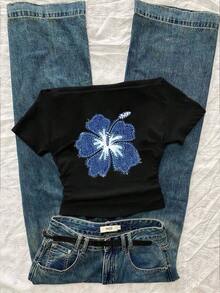 Camiseta de manga corta ajustada con hombros descubiertos, plisada en la cintura y estampado de flores de hibisco, de estilo casual y versátil, cómoda para el verano, estilo Y2K para mujer - Negro - Ver 8