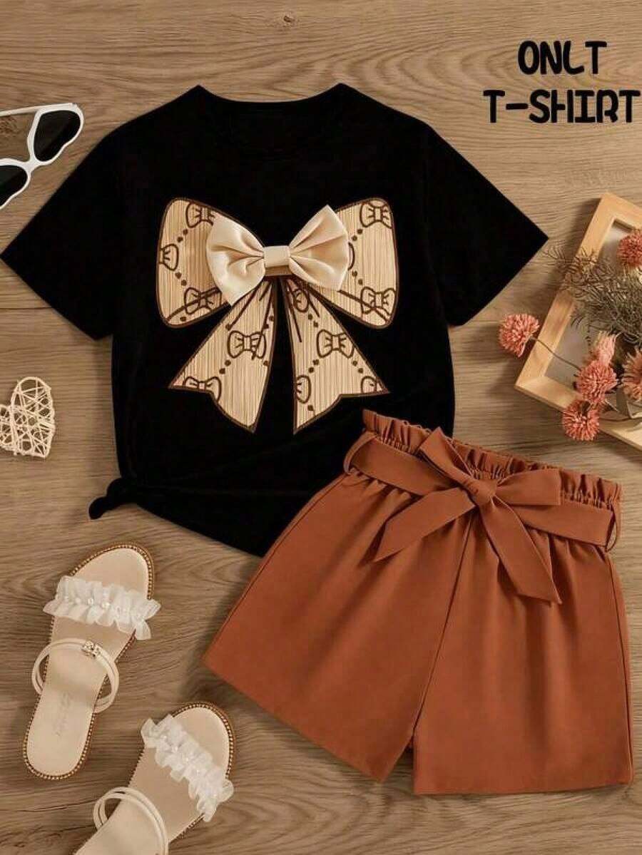 Una camiseta de manga corta para mujer con estilo retro americano, de corte holgado y con diseño estampado (los pantalones son solo para sugerencias de estilo). Esta pieza sencilla y elegante presenta un patrón de letras impresas con temática tropical, lo que la convierte en un elemento imprescindible para crear un look relajado de vacaciones, perfecto para ocasiones como el Día del Trabajo y el Día de la Independencia de México. - Negro - Ver 1