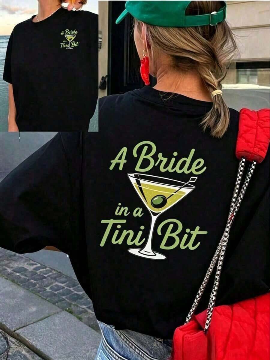 Camisetas De Mujer AlgodóN Camisetas Casuales Unisex De Alta Calidad Y DiseñO Atractivo - Camiseta GráFica De Gran TamañO Para Mujer - Blanca, De Manga Corta, Con El Divertido Texto "A Bride In A Tini Bit" Y Estampado De Copa De Martini. Top De AlgodóN Suave De Corte Holgado, Perfecto Para Despedidas De Soltera, Fiestas De Novias, Viajes De Chicas Y Eventos Previos Al Matrimonio. Camiseta Popular Con TemáTica Nupcial, Corte CóModo Y Relajado, Ideal Para Futuras Novias Y Miembros Del Cortejo Nupcial. Unisex, Adecuada Para Salidas Diarias Informales, Camiseta De Manga Corta Para Verano, Camiseta Con Estampado Retro Y2K. - Negro - Ver 1