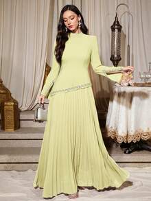 Falda plisada oversize para mujer de color amarillo verdoso liso, con cuello alto pequeño, puños y bajo asimétricos con pedrería, para fiesta - Verde limón - Ver 7