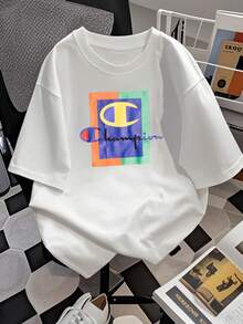 El llamativo logo de Champion en colores vibrantes simboliza la victoria y la excelencia atlética inspirando confianza y determinación para alcanzar tus metas deportivas y cotidianas ofreciendo un toque audaz y energético a tu atuendo moderno. Esta camiseta de mujer es perfecta para un look casual y deportivo con un toque de distinción. Ideal para cualquier ocasión. - Blanco - Ver 2