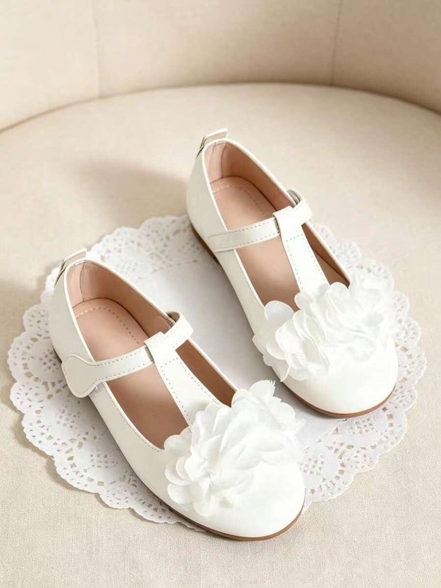 Giày bệt Mary Jane họa tiết hoa cho bé gái - Đế mềm, thiết kế nhẹ nhàng, phù hợp cho việc đi học, các hoạt động ở trường, tiệc sinh nhật, sự kiện nhà thờ, Giáng sinh, năm mới, các chuyến đi chơi gia đình trong kỳ nghỉ và các dịp lễ hội khác - Thoải mái và thời trang, phù hợp cho cả ngày vui chơi và các lễ kỷ niệm đặc biệt. - trắng - Xem 1