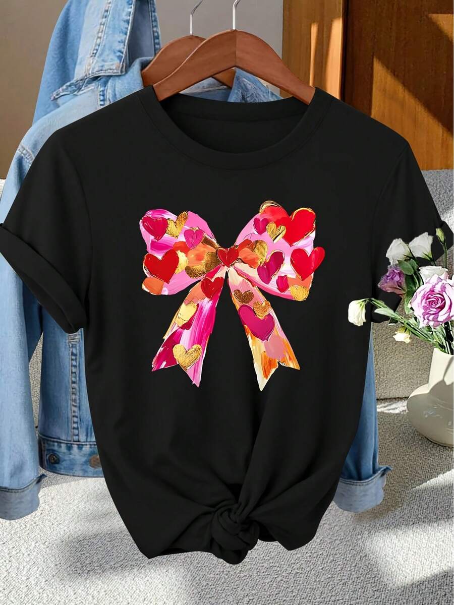 Women's "Valentine's Day" T-Shirt - Elegant Style With A Heart-Shaped Bow And Artistic Print, Round Neck, Short-Sleeved T-Shirt Suitable For Spring, Summer, And Autumn. For Photoshoots, Work, Vacations, And Everyday Wear; A Versatile Vintage-Style Top. - 黑色 - 查看 1