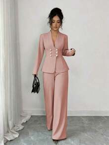 Blusa de manga larga con cuello en V y doble botonadura, con decoración metálica en la cintura, y pantalones a juego.Conjunto de vestimenta elegante y profesional para mujer. - Rosa - Ver 3