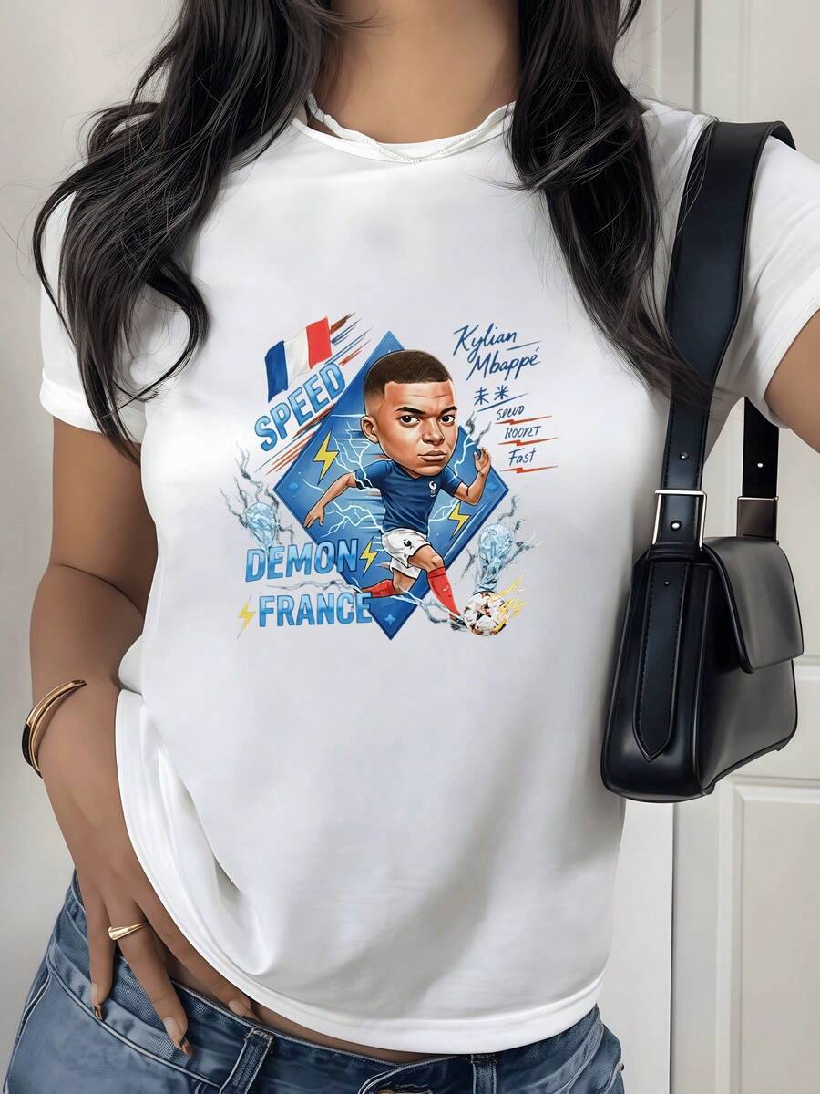 Camiseta de mujer con caricatura de futbolista representando velocidad y poder francés inspirado en Kylian Mbappé en acción con balón destacando el espíritu competitivo y el orgullo nacional para aficionados al deporte y la moda casual. - Blanco - Ver 1