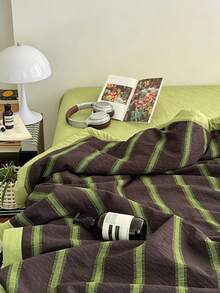 1pc Thin Quilt, Summer Quilt, Air Conditioning Quilt, Quilted Blanket (Without Pillowcase), Striped Pattern, Soft & Comfortable Bound Edge Design, Bedding, Suitable For Dorm, Bedroom, Apartment, Spring & Summer - Green - View 2