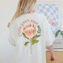Camiseta Deportiva: Camiseta de Algodón Orgánico con Estampado Floral Protea "Cultiva a Tu Manera" - Ropa Estilo Cottagecore Hippie - Camiseta Boho con Estampado Floral Motivador y Ajuste Natural|   Corte relajado|   Tallas grandes, transpirable y cómodo - Blanco - Ver 3