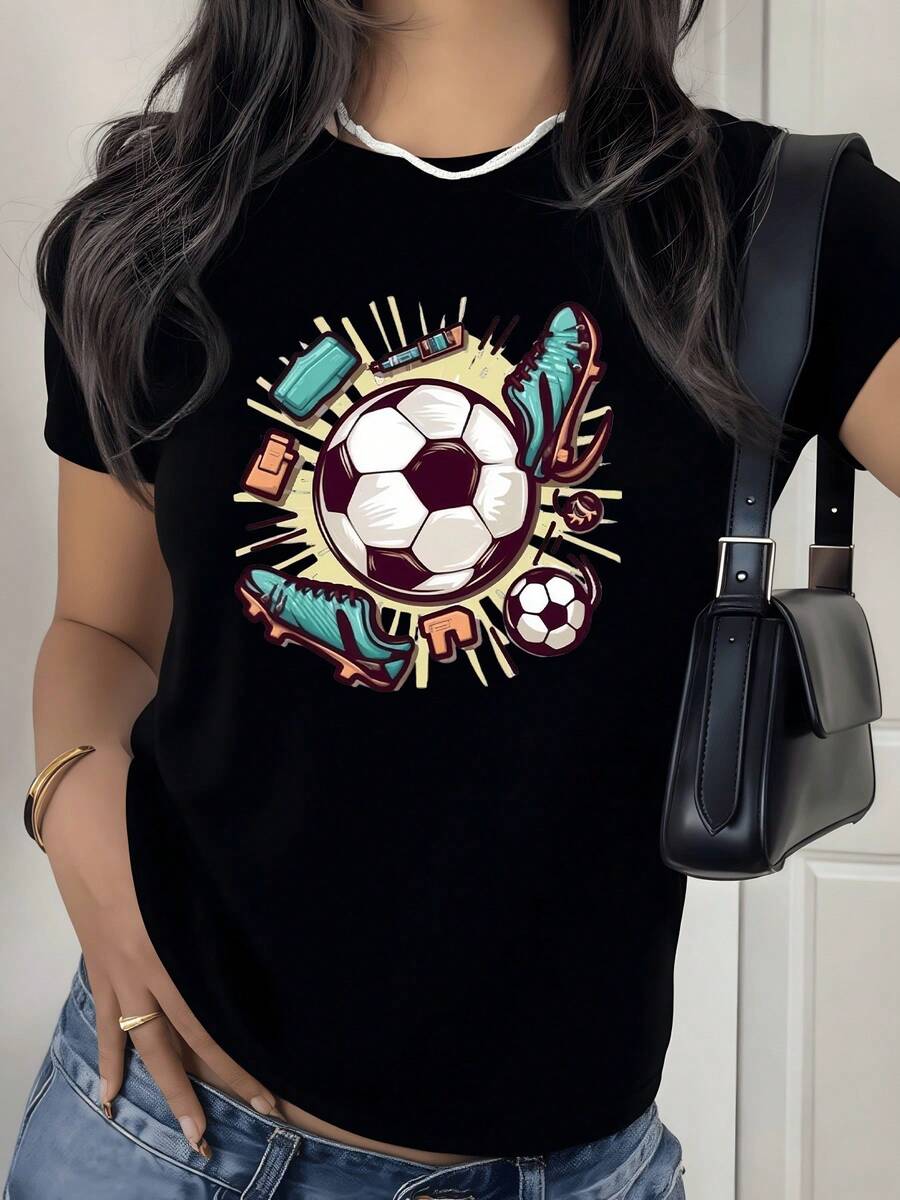 Fútbol vibrante celebra la pasión por el deporte rey con un diseño moderno y lleno de energía, ideal para aficionados y deportistas que buscan destacar su amor por el juego en cada momento, esta camiseta de mujer combina comodidad y estilo para un look casual deportivo imparable en cualquier ocasión. - Negro - Ver 1