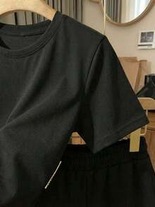 No es un conjunto, los pantalones son solo para referencia de combinación. Camiseta de manga corta con cuello redondo y estampado para mujer. Perfecto para citas, desplazamientos diarios y salidas informales. Diseño clásico minimalista de cuello redondo, fácil de combinar y adecuado para todas las formas corporales. - Negro - Ver 3