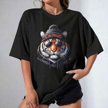 Camiseta de la mascota del equipo estatal de fútbol americano "Cincinnati Tiger Head" con gafas de sol y gorro, de manga corta, estilo oversized, de algodón grueso clásico, con estampado gráfico, top casual de manga corta para mujer. - Negro - Ver 2