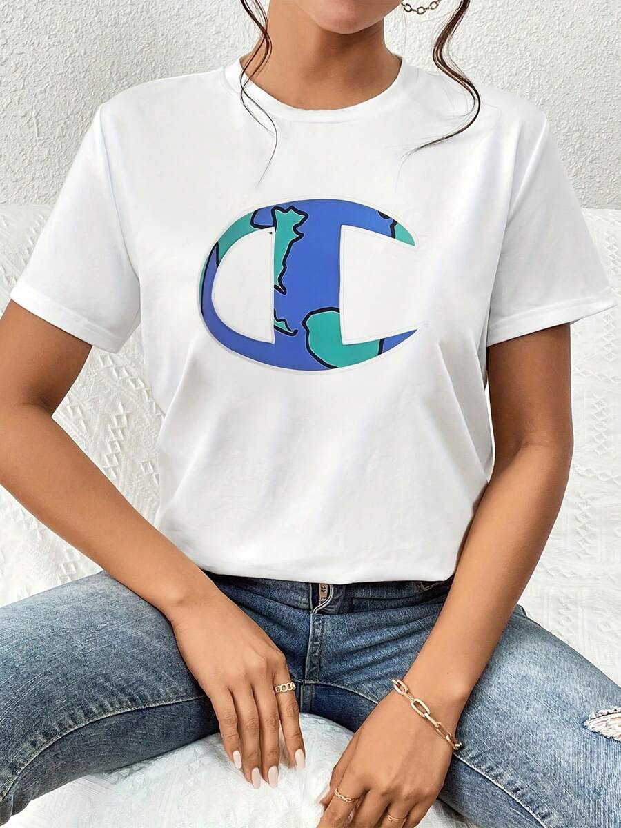 Globo terráqueo estilizado dentro de un logotipo C icónico camisetas de mujer confeccionadas en orgánico esta prenda representa la unidad global y la interconexión de todos los seres a través de un gráfico vibrante con continentes en tonos verdes y azules sobre un fondo blanco limpio ideal para lucir un mensaje poderoso y un confort inigualable en cualquier ocasión camisetas básicas de manga corta para uso diario prendas versátiles y de moda. - Blanco - Ver 1