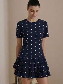 Vestido casual versátil para mujer con cuello redondo, cintura ceñida, manga corta, estampado de lunares en blanco y negro, dobladillo con volantes en capas y silueta a juego - Verde militar - Ver 8