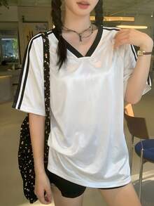 星河女孩 V 領寬鬆聚酯纖維親膚極簡側條紋短袖針織白色女上衣，休閒居家與夏季運動 - 2A14白拼黑 - 查看 4