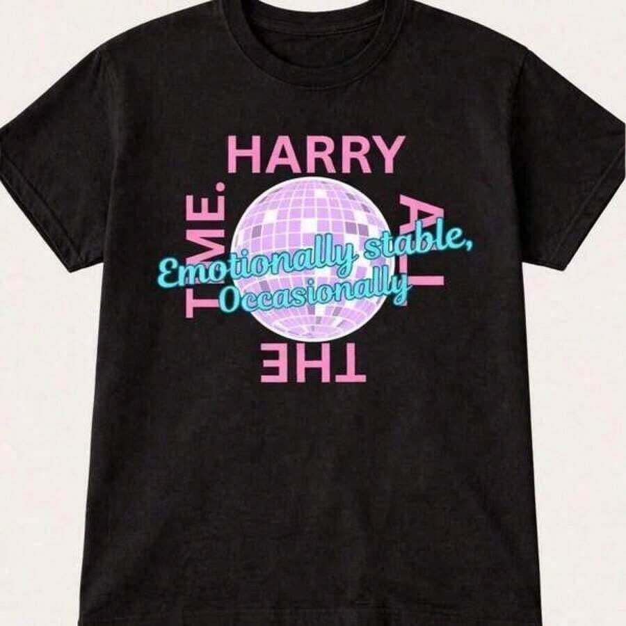 T-shirt stampata, T-shirt vintage anni '90 stile disco, Streetwear Y2k, outfit per la famiglia, T-shirt Harry Style MSG Quadratisch Garden, T-shirt per il concerto di New York, regalo per i fan, essenziale per le vacanze, estate per ragazzi, il regalo perfetto per la famiglia e gli amici, T-shirt da donna gialla elegante con fantasia, Polo da donna premium con fantasia Ontre, T-shirt estiva da donna, T-shirt da donna, T-shirt estiva da donna, T-shirt a righe da donna, T-shirt a maniche corte da donna, top estivi da uomo, top da donna, T-shirt da donna, camicie da donna gialle eleganti, Polo premium da donna Ontre, camicia estiva da donna, camicia estiva da donna, camicia a righe da donna, top estivi a maniche corte da uomo, top, camicie da donna, donna. - nero - Visualizzare 1