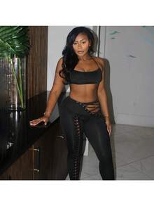 Conjunto de dos piezas para mujer: top corto negro sexy y pantalones con cordones. Elegante atuendo casual tejido para noches de festival. - Negro - Ver 7
