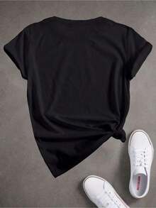 Camiseta Casual de Mujer con Estampado de Fútbol - Manga corta, cuello redondo, base negra con diseño de grafiti verde, perfecta para usar en primavera y verano, camiseta casual.|       Ropa deportiva y de ocio|       Estilo cómodo, ropa con temática de fútbol - Negro - Ver 2