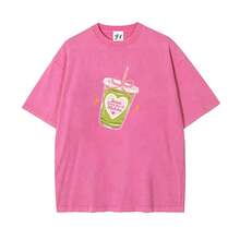 Jesús te ama, así que camiseta vintage lavada estilo coquette color matcha. |   Camiseta para Amantes del Matcha Cristianos, Camiseta Retro Cristiana "Jesus Loves You So Matcha" Estilo Coquette |   Top Oversize Matcha Faith - Rosa - Ver 1