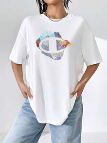 Patrón de explosión de colores y formas geométricas vibrantes que emulan el sol o un gran evento, sugiriendo energía vitalidad y celebración creando un efecto visual impactante y festivo sobre un fondo blanco puro perfecta para cualquier ocasión casual camiseta de mujer fresca y cómoda para el verano moderno urbano esencial para tu guardarropa con logo distintivo. - Blanco - Ver 1