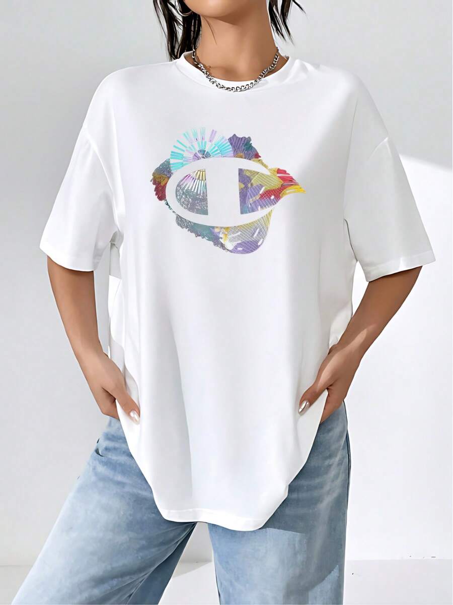 Patrón de explosión de colores y formas geométricas vibrantes que emulan el sol o un gran evento, sugiriendo energía vitalidad y celebración creando un efecto visual impactante y festivo sobre un fondo blanco puro perfecta para cualquier ocasión casual camiseta de mujer fresca y cómoda para el verano moderno urbano esencial para tu guardarropa con logo distintivo. - Blanco - Ver 1