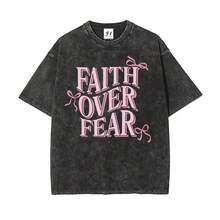 Camiseta Retro "Fe Sobre el Miedo" Estilo Coquette |   Camiseta Oversize Cristiana con Lazo y Letra Rosa, Camiseta Cristiana Lavada Estilo Coquette con la Frase "Faith Over Fear" |   Camiseta Pink Bow Faith - Negro - Ver 1