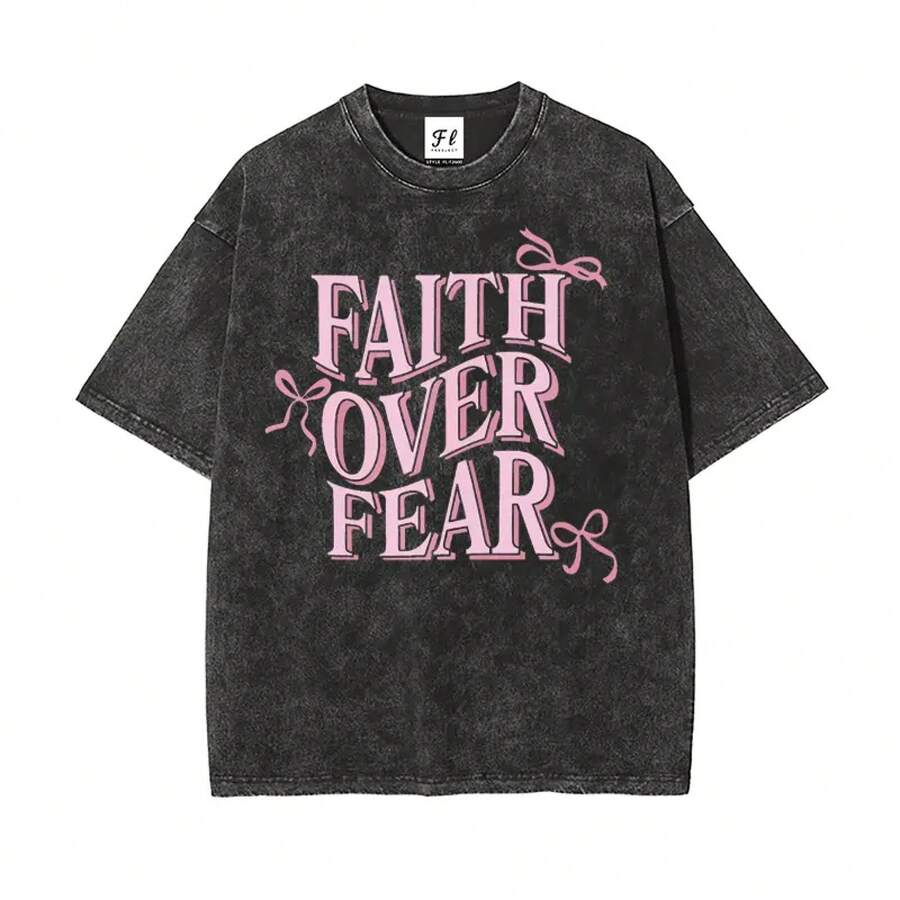 Camiseta Retro "Fe Sobre el Miedo" Estilo Coquette | Camiseta Oversize Cristiana con Lazo y Letra Rosa, Camiseta Cristiana Lavada Estilo Coquette con la Frase "Faith Over Fear" | Camiseta Pink Bow Faith - Negro - Ver 1