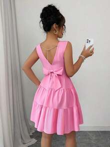 Vestido midi elegante para mujer de unicolor con cintura ajustada, sin mangas, con decoración de cadena y lazo - Rosa - Ver 4