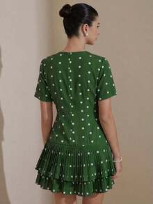 Vestido casual versátil para mujer con cuello redondo, cintura ceñida, manga corta, estampado de lunares en blanco y negro, dobladillo con volantes en capas y silueta a juego - Verde - Ver 2