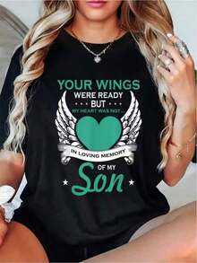 Camiseta estampada para mujer, top casual de manga corta, con un diseño de alas en forma de corazón y una frase que conmemora a un hijo, adecuada para salidas diarias y vacaciones. - Negro - Ver 1