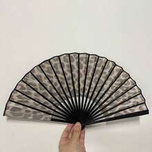 1把优雅豹纹折叠手扇，黑色扇框，公主主题，轻巧便携，适合女士户外、海滩、旅行、婚礼等场合，是伴娘和母亲节的理想礼物。 - 多色 - 查看 5