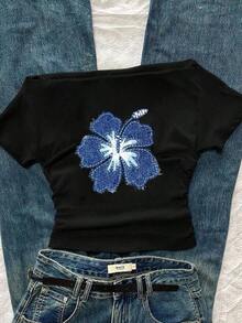 Camiseta de manga corta ajustada con hombros descubiertos, plisada en la cintura y estampado de flores de hibisco, de estilo casual y versátil, cómoda para el verano, estilo Y2K para mujer - Negro - Ver 6