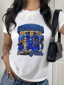 Tribute To The Legendary Italian Defender Fabio Cannavaro, World Cup Champion, Proudly Holding The World Cup Trophy While Wearing The Iconic National Team Jersey. Showcasing His Skill On The Field And His Leadership, A Sporting Icon For True Fans. A Sporty And Casual Women's T-Shirt To Show Your Passion For Football. - 白色 - 查看 1
