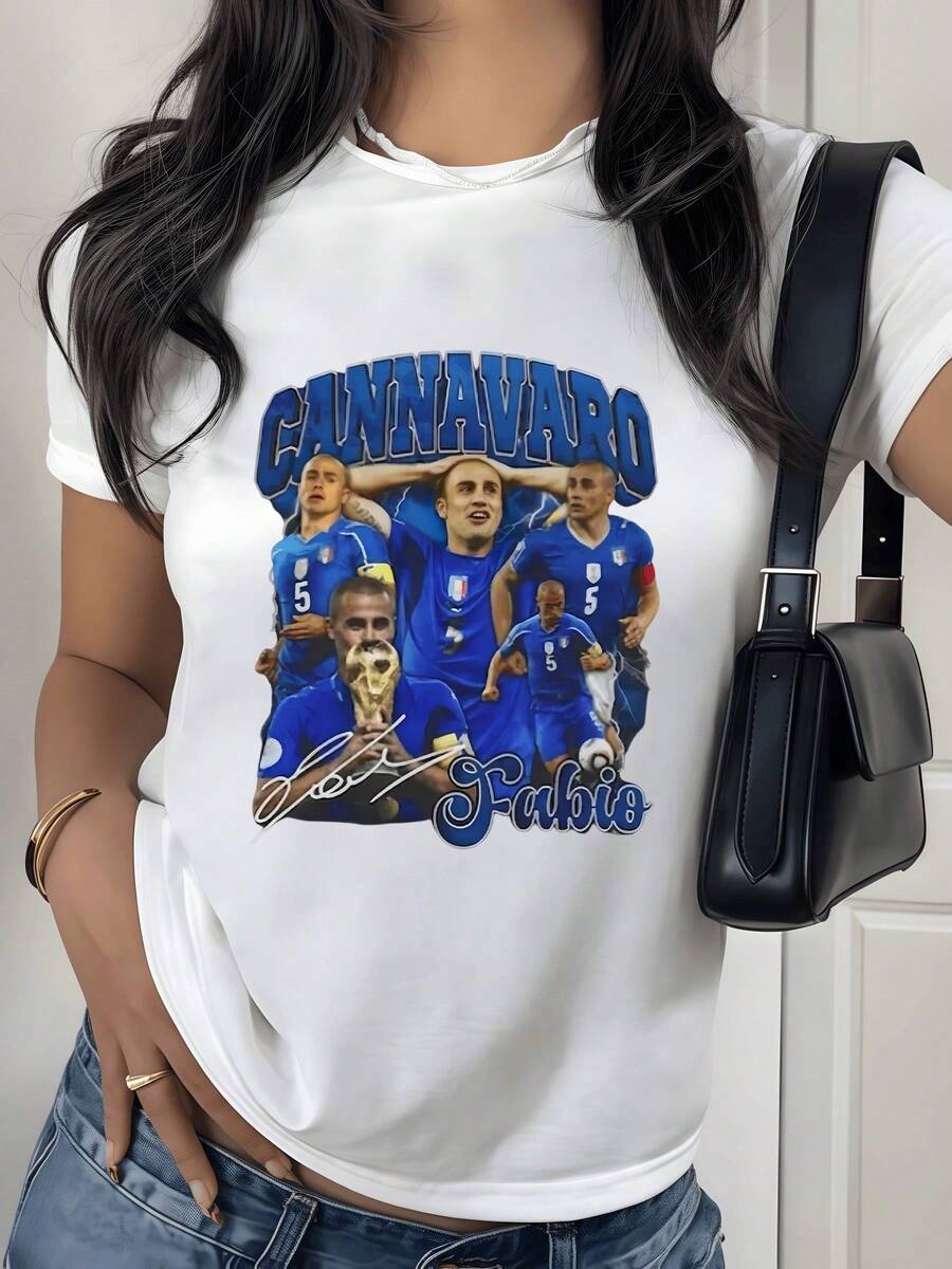 Tribute To The Legendary Italian Defender Fabio Cannavaro, World Cup Champion, Proudly Holding The World Cup Trophy While Wearing The Iconic National Team Jersey. Showcasing His Skill On The Field And His Leadership, A Sporting Icon For True Fans. A Sporty And Casual Women's T-Shirt To Show Your Passion For Football. - 白色 - 查看 1