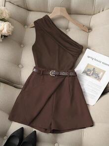 Conjunto de dos piezas casual y elegante compuesto por una blusa negra de un hombro plisada y elástica, y una falda pantalón caqui con bolsillo falso y cinturón - Marrón Chocolate - Ver 1