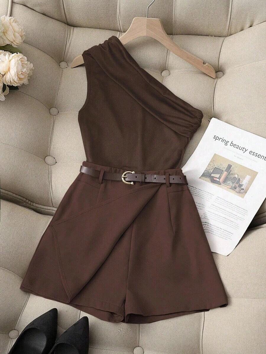 Conjunto de dos piezas casual y elegante compuesto por una blusa negra de un hombro plisada y elástica, y una falda pantalón caqui con bolsillo falso y cinturón - Marrón Chocolate - Ver 1