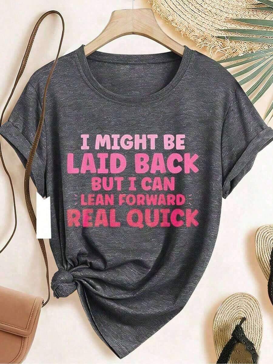 2026SummerELYSIAN WEAR Camiseta de Mujer 180G, Corte Holgado Casual, Cuello Redondo, Manga Corta, Estampado Gráfico con la Frase divertida "Puede que sea relajada, pero puedo inclinarme hacia adelante muy rápido". Ideal para uso diario, cómoda y suave, de mezcla de algodón, adecuada para mujeres que aman el humor y el estilo relajado. Camisetas gráficas holgadas y cómodas. - Gris 4 - Ver 1