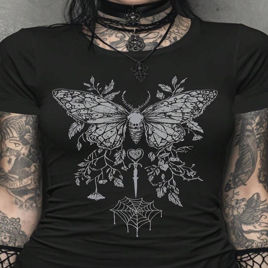 Camiseta Ajustada Gótica Y2K Mariposa, Estampado Gráfico de Bruja, Top Boho Oscuro Grunge de Hada, Ropa Alternativa Emo, Regalo Gótico para Ella 2026, Camiseta Estampada de Moda, Camiseta Casual y Versátil para Exteriores, Cuello Redondo y Ajuste Slim S-XXXL - Negro - Ver 1