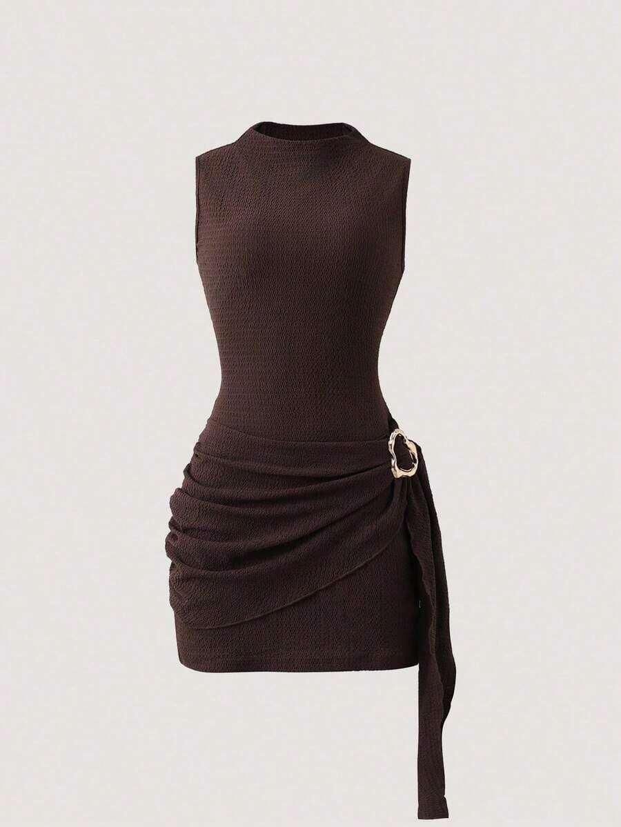 Nuevo vestido elegante y sexy de primavera/verano para citas, de cuello alto, con hebilla metálica, fruncido y sin mangas, de silueta ajustada para mujer - Marrón - Ver 1