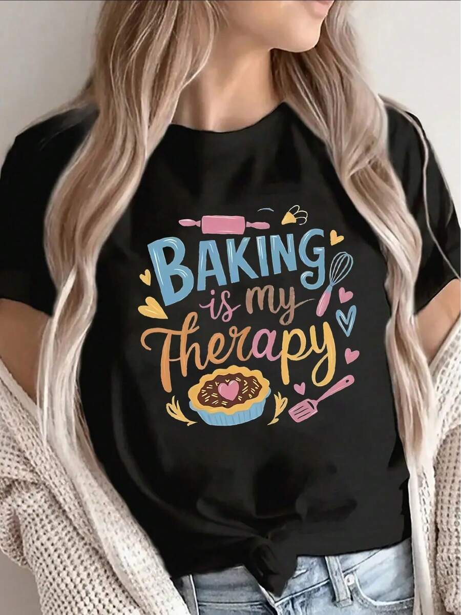 Under The Radar Short-Sleeved T-Shirt With A Vibrant 'Baking Is My Therapy' Design, Perfect For Wearing In The Kitchen Or At Home. It's Lightweight, Durable, And Ideal For Those Who Love Baking And Cooking. This Unisex, Loose-Fitting Cotton T-Shirt Features Short Sleeves, A Crew Neck, And An Urban Vintage Style. - 黑色 - 查看 1