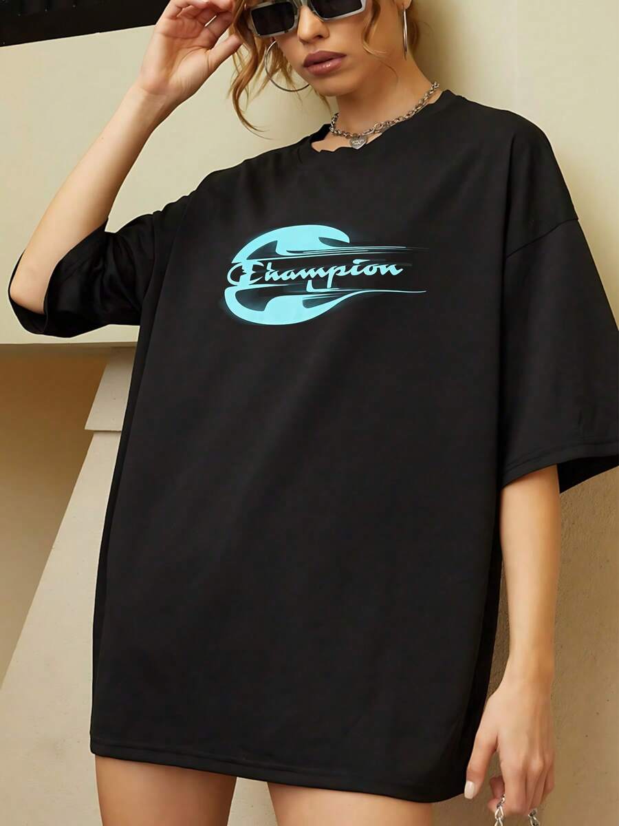 Gráfico con una letra C estilizada que simboliza energía y movimiento con líneas fluidas que evocan velocidad y fuerza moderna camiseta de mujer suave corte cómodo ideal para uso casual diario - Negro - Ver 1