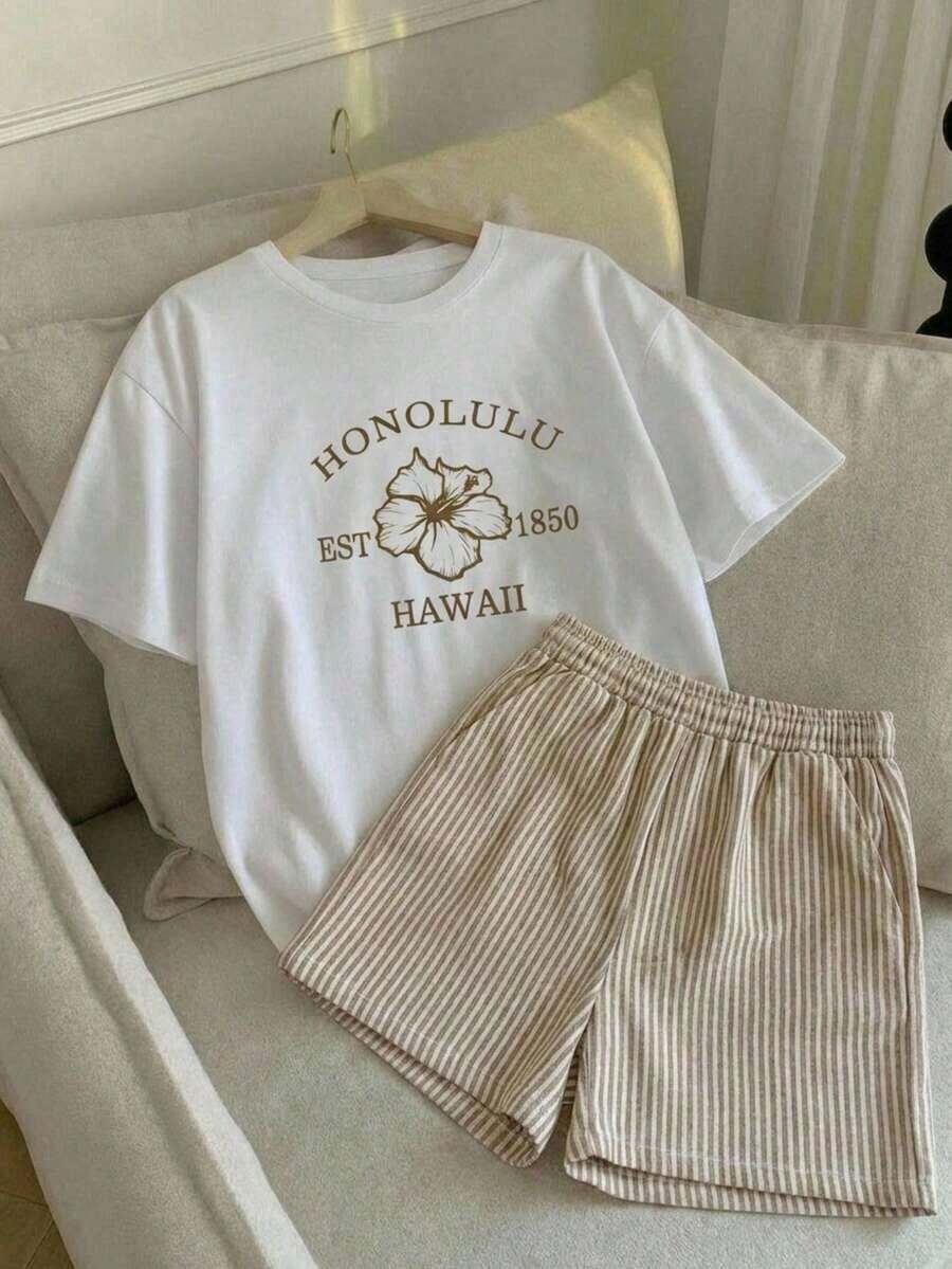 Una camiseta de manga corta para mujer con estilo retro americano, de corte holgado y con diseño estampado (los pantalones son solo para sugerencias de estilo). Esta pieza sencilla y elegante presenta un patrón de letras impresas con temática tropical, lo que la convierte en un elemento imprescindible para crear un look relajado de vacaciones, perfecto para ocasiones como el Día del Trabajo y el Día de la Independencia de México. - Blanco - Ver 1