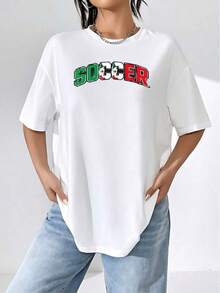 El estampado muestra la palabra SOCCER formada con los colores verde blanco y rojo de la bandera de México simbolizando pasión orgullo y energía futbolística en cada detalle camiseta de mujer 100% algodón cómoda casual ideal para fanáticas del deporte y momentos relajados - Negro - Ver 1
