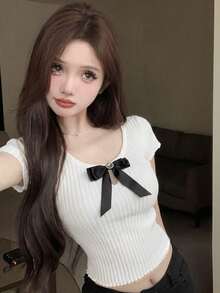 Mẫu áo dệt kim tay ngắn thiết kế nơ khoét rỗng ngọt ngào và gợi cảm, áo croptop ôm sát với gân sọc, mang đến vẻ nữ tính. - Màu trắng sữa - Xem 7